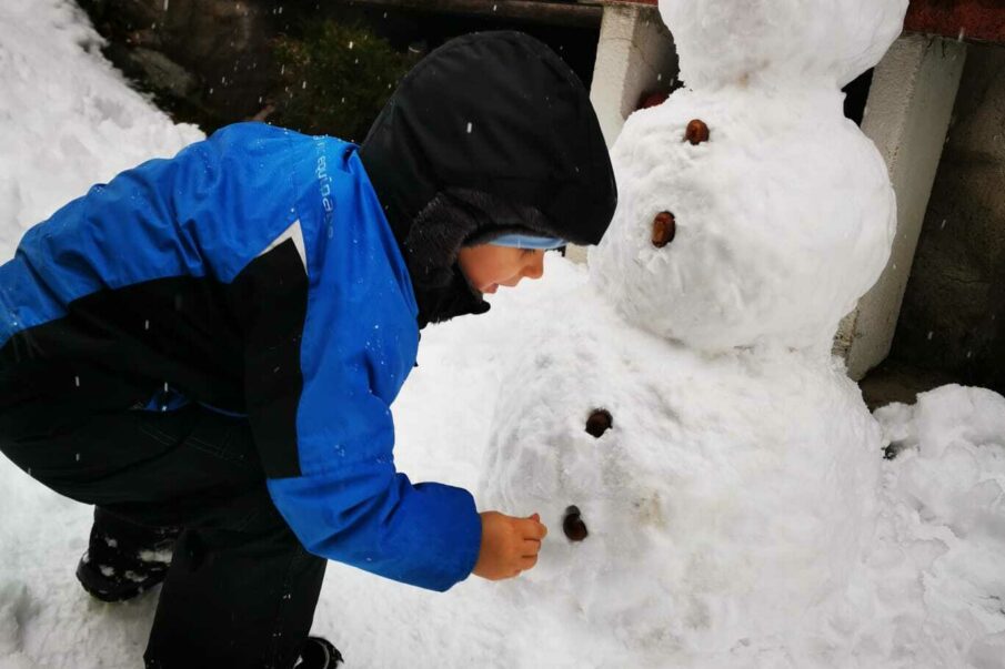 Wieder Neuschnee, es wird gleich ein Schneemann gebaut - " auf geht's" / di nuovo neve fresca,sta per essere costruito un pupazzo di neve / 
